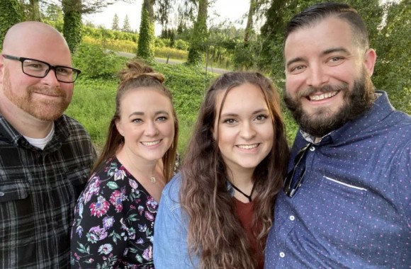 Dos parejas viven en poliamor, tuvieron dos hijos y no saben quién es el padre | Internacionales