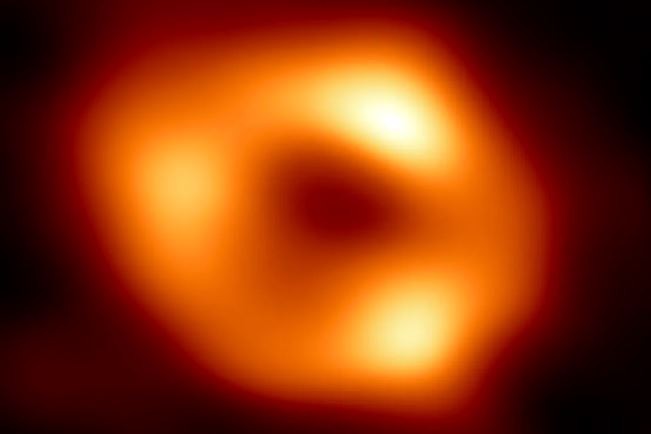 Logran por primera vez imágenes del agujero negro que está en el centro de nuestra galaxia | Internacionales