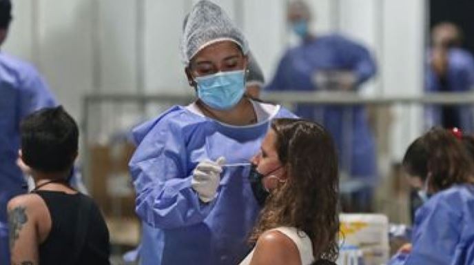 Cuáles son las dos regiones en las que no bajan los casos de Covid-19 | Internacionales