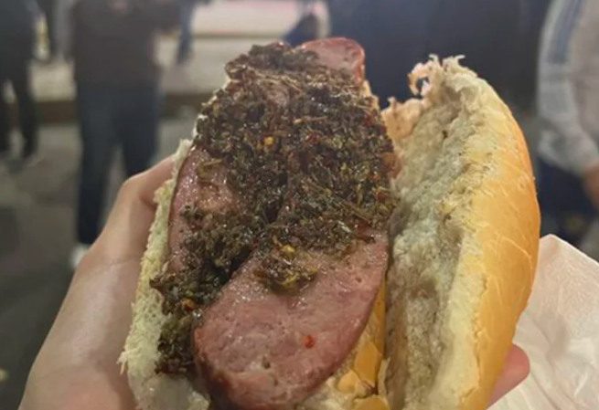 Un turista inglés compró un choripán en la Bombonera y se hizo viral por el precio que pagó | Redes