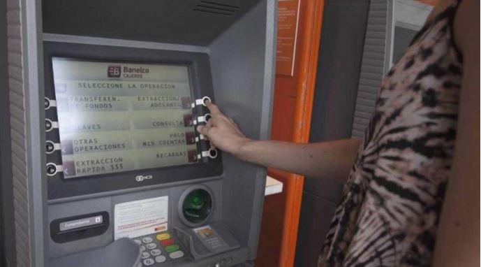 Los bancos se suman al cobro de comisiones por depositar dinero en efectivo | Economía