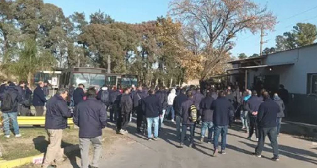 Violento asalto a un chofer en González Catán: paran seis líneas de colectivo | Actualidad