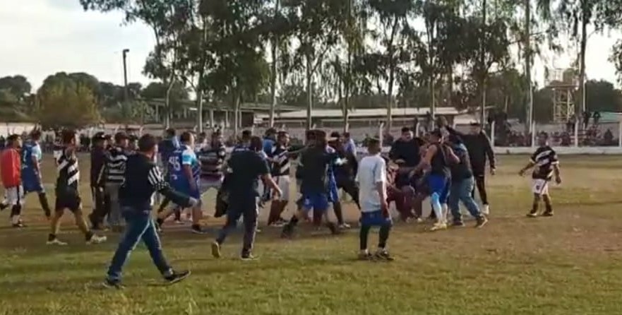 Veteranos a las piñas en un partido de fútbol en Salta | Deportes