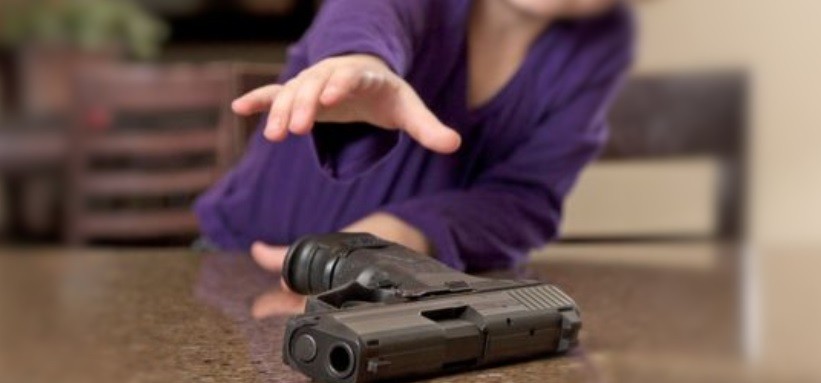 Un nene de dos años encontró un arma en una bolsa en su casa, le disparó al padre y lo mató | Internacionales