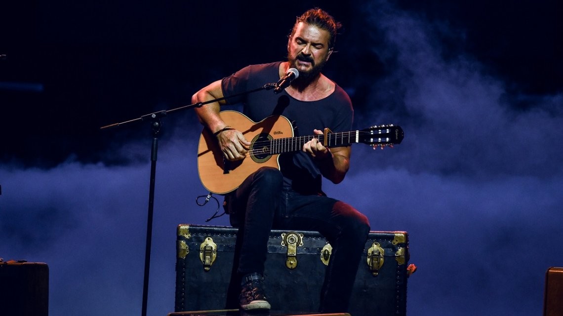 Una fan se desnudó en un show de Arjona: la reacción del cantante | Espectáculos