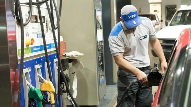 Por la falta de gasoil, los vehículos con patente extranjera pagarán más caro en las estaciones YPF | Economía