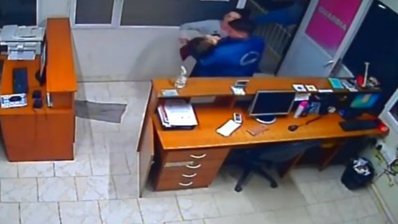 Video: Bomberos le salvaron la vida a una nena en Neuquén | Actualidad