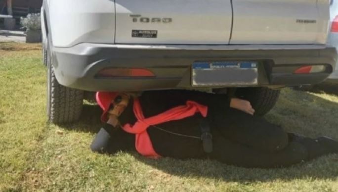 Elisa Carrió reeditó su meme más viral: publicó una foto acostada debajo de las ruedas de un auto | Política