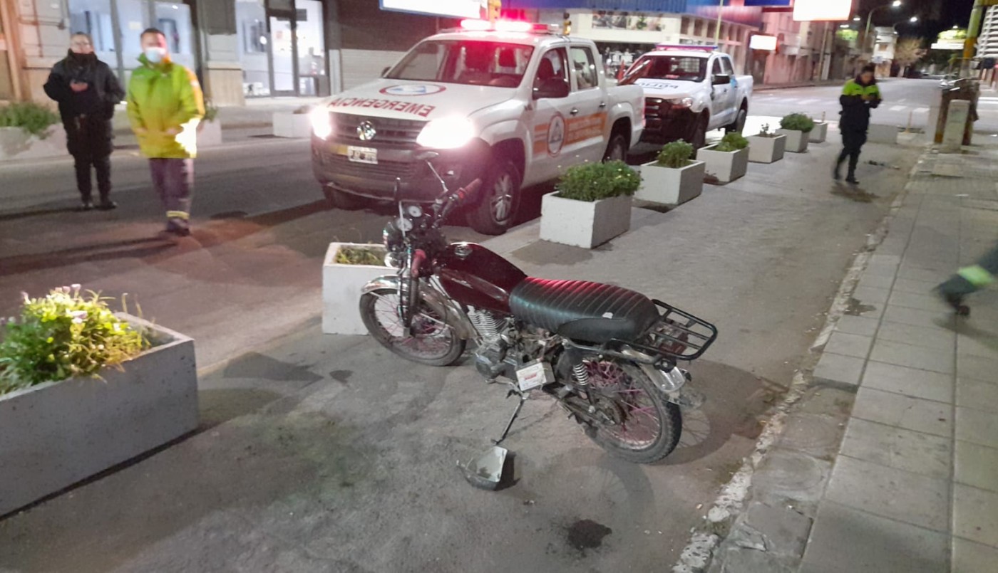 Motociclista chocó contra una maceta decorativa: llevaba a dos personas y estaba alcoholizado | Actualidad