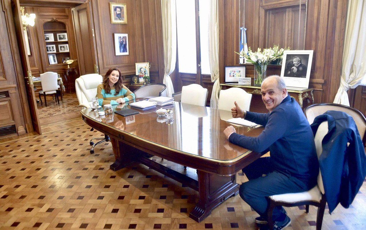 La vicepresidenta recibió un proyecto para transformar planes sociales en empleo: cuáles son los detalles de la propuesta | Política