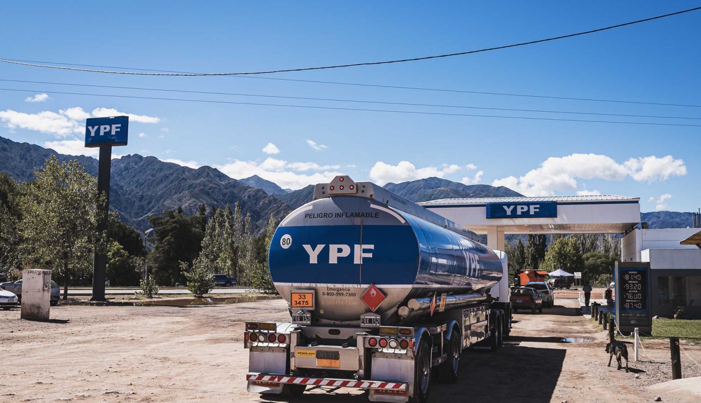 YPF importará 500.000 metros cúbicos de gasoil para abastecer demanda de combustible | Economía