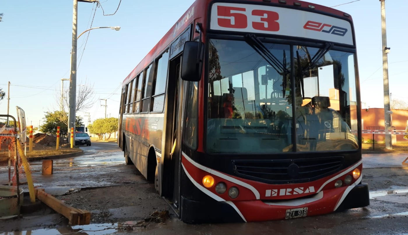 Córdoba: Un colectivo se hundió en una zanja | Actualidad