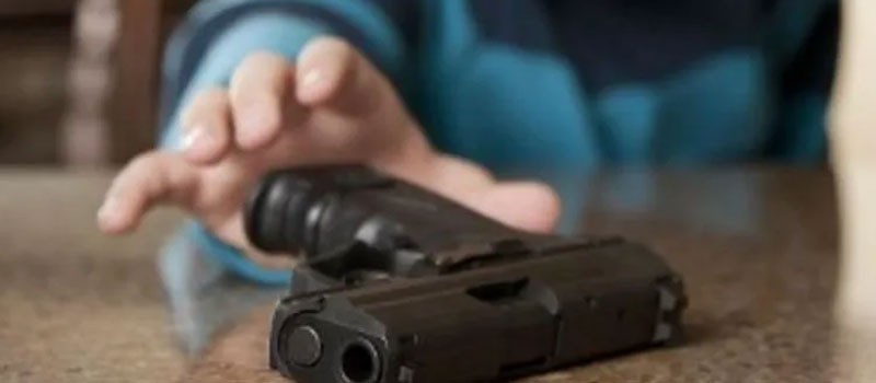 Nene de 8 años se puso a jugar con el arma de su papá y mató a una beba | Internacionales