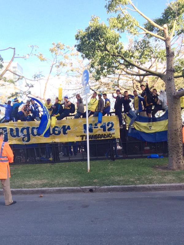 Banderazo de hinchas de Boca en la previa del Superclásico | Deportes