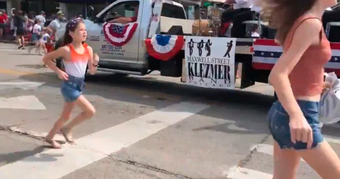 El nene de 2 años que sobrevivió al tiroteo de Chicago protegido por los cuerpos de sus padres muertos | Internacionales