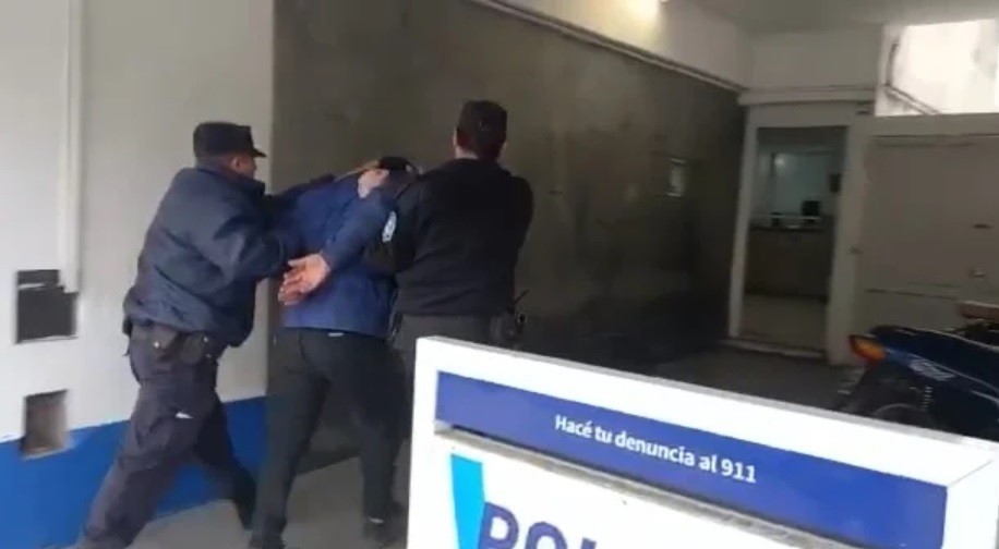 Tenía frío y le pidió al colectivero que cerrara la puerta: el chofer se negó, lo golpeó y fue detenido | Actualidad