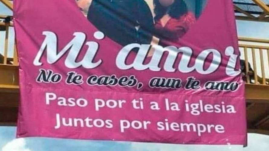 Una chica colgó un cartel en un puente para pedirle a su expareja que no se case | Internacionales