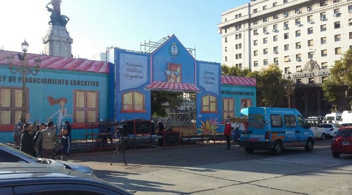 Los docentes instalan la "carpa itinerante" frente al Congreso | Política