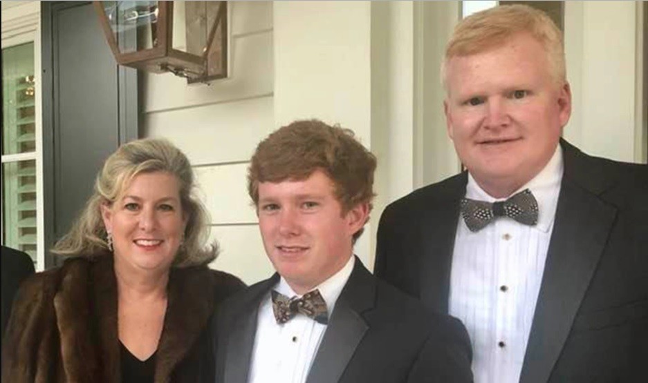 Abogado pidió a un excliente que lo matara pero sobrevivió: comenzaron a investigarlo y ahora lo acusan de asesinar a su esposa e hijo | Internacionales