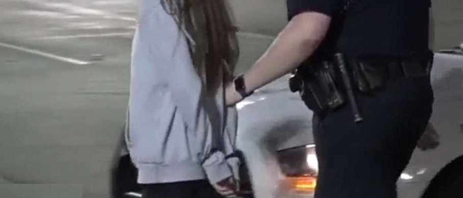 Adolescente le puso la almohada en la cara a su hermanita y la mató: la madre le había pedido que la calmara | Internacionales