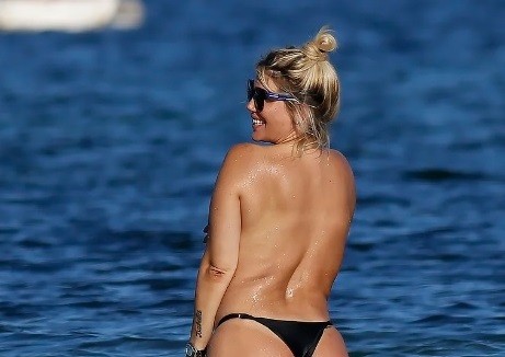 En medio del duro verano europeo, Wanda Nara se animó al topless en Ibiza | Espectáculos