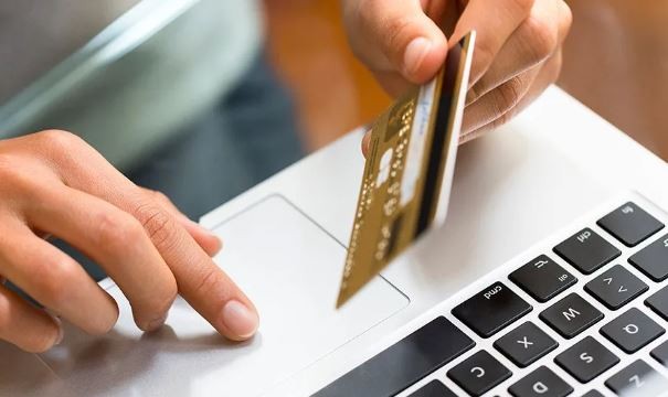 El Banco Central endureció las condiciones para financiar consumos con tarjeta de crédito en dólares | Economía