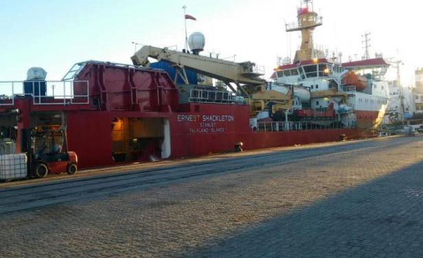 Polémica por un barco con bandera de Malvinas que atracó en Montevideo | Política