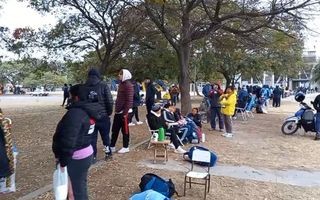 Los hinchas de Boca coparon las inmediaciones del Martearena en busca de una entrada | Deportes