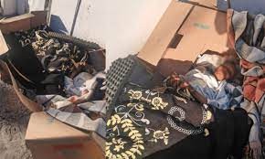 Abandonaron a una abuela en una caja de cartón en plena calle | Internacionales