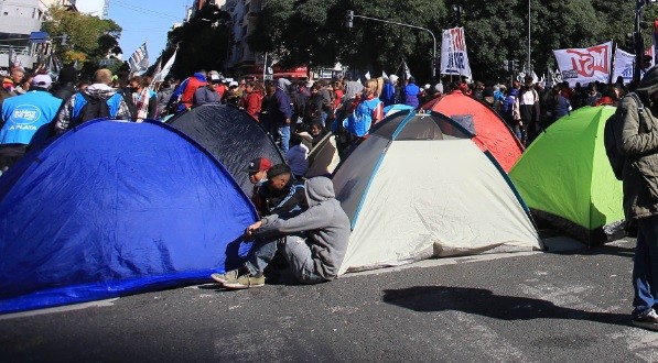 Piqueteros acamparán en Plaza de Mayo hasta que Massa los reciba | Política