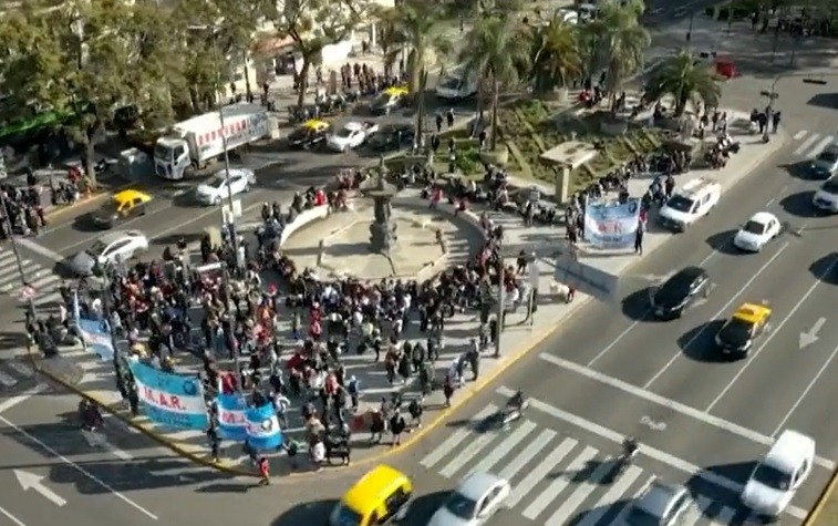 Piqueteros marchan a Plaza de Mayo y amenazan con acampe | Política