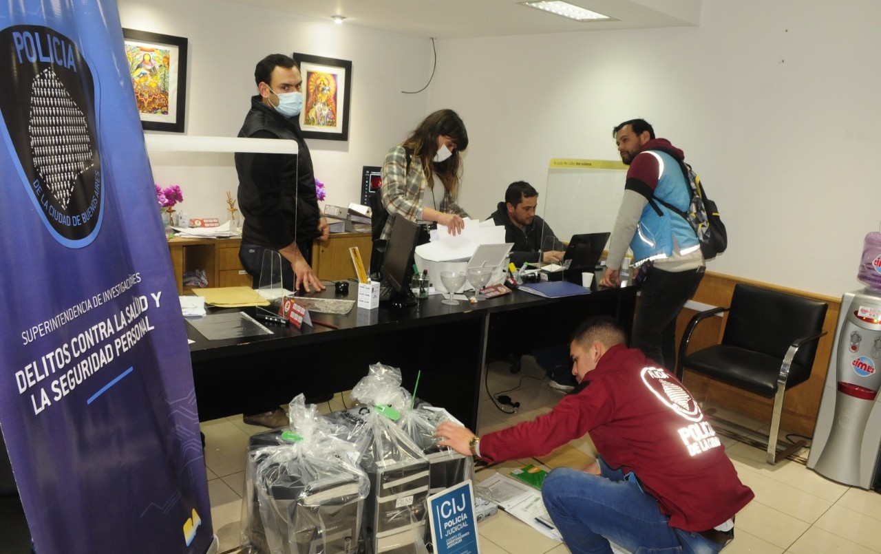 Cierran centro médico que funcionaba pese a clausura: emitían certificados falsos de COVID | Actualidad