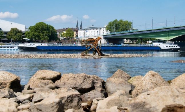 El nivel de agua en el tramo bajo del Rin descendió a un mínimo histórico | Clima, naturaleza y medio ambiente