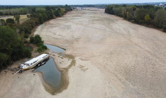 El río francés Loira marca nuevos mínimos por la sequía de sus afluentes | Clima, naturaleza y medio ambiente