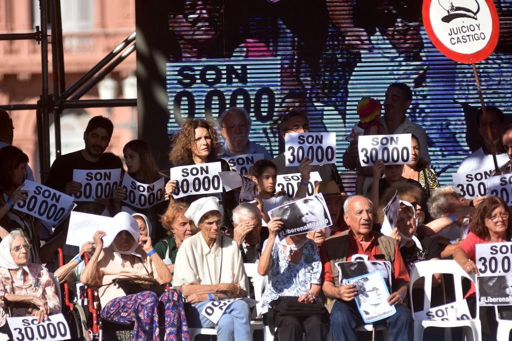 Oficializan la ley que obliga a usar la definición "dictadura cívico-militar" y la cifra de 30 mil desaparecidos | Política