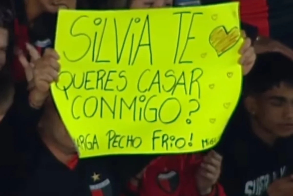 Le pidió casamiento en pleno partido de Colón | Deportes