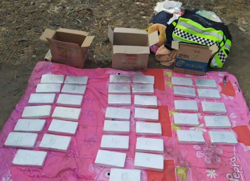 Tras evadir un control policial, abandonaron el auto con 40 kilos de cocaína | Actualidad