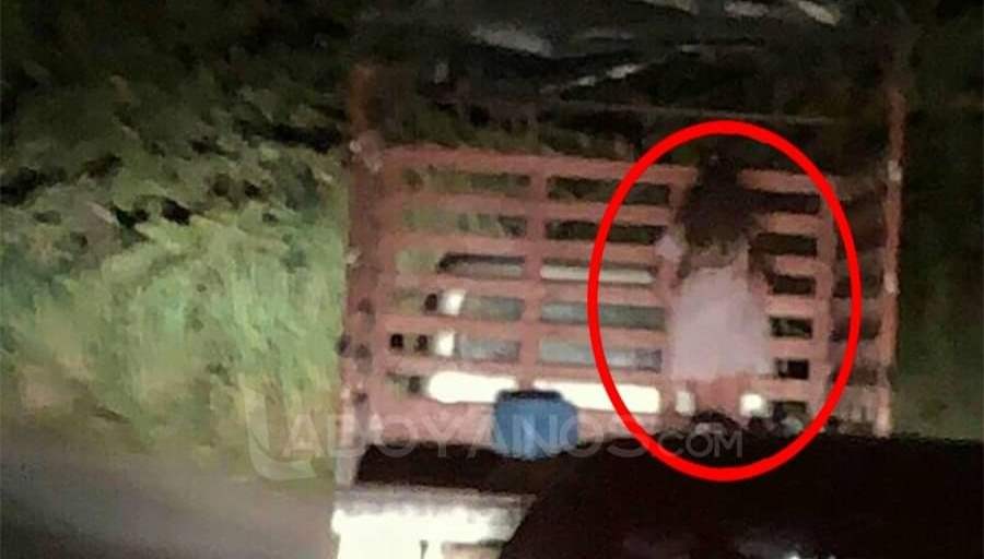 Captan a una “niña fantasma” colgada de un camión | Internacionales