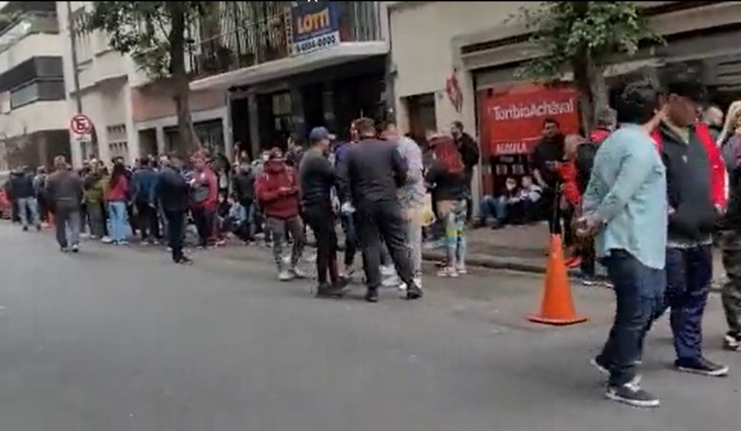 Sigue la vigilia en apoyo a Cristina Kirchner: montarán ahí una feria de la economía popular | Política