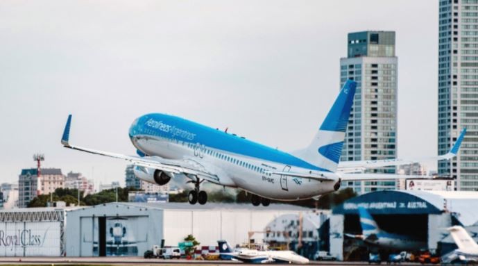 El Gobierno restringe los viajes de funcionarios para "racionalizar" el gasto público | Política