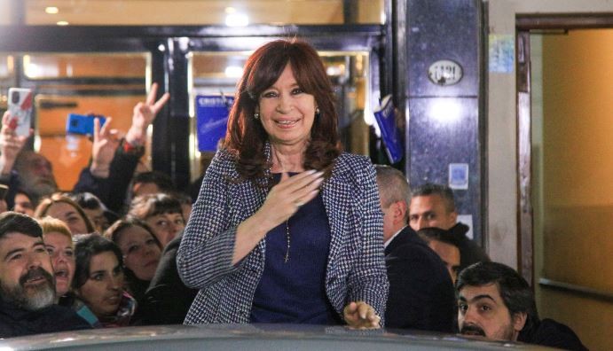 Sigue la vigilia frente a la casa de Cristina Fernández de Kirchner | Política