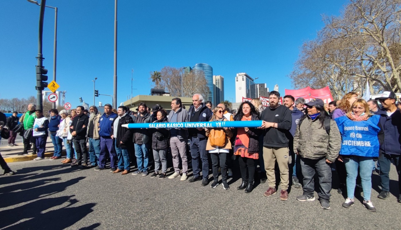 "¿Todo para Ellos y nada para Todos?": movilización de organizaciones sociales | Política