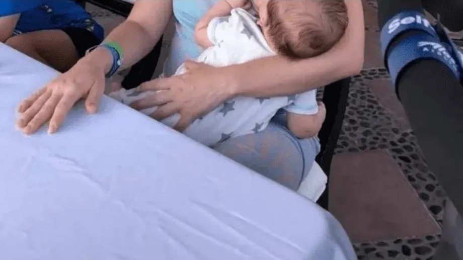 Le pidieron que se tapara para amamantar a su bebé y su reacción fue desopilante | Internacionales