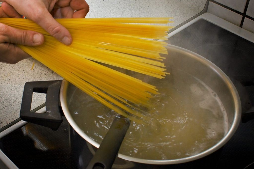 Por la suba del costo del gas, en Italia recomiendan cocinar la pasta con el fuego apagado: cómo se hace | Internacionales