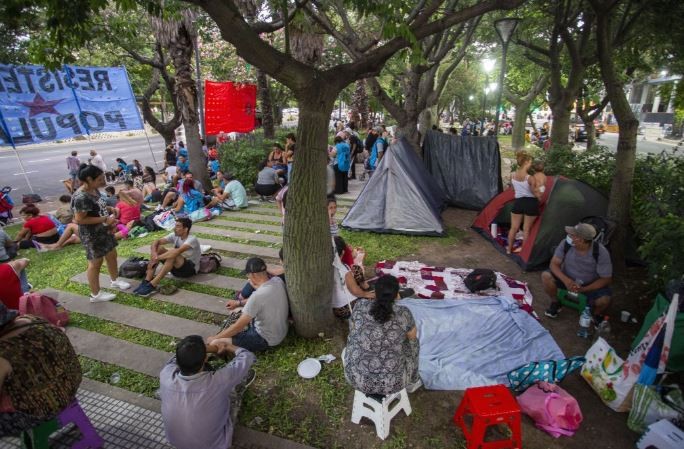 "Elegir entre comer o estudiar": acampe piquetero en el Obelisco porque retiran el plan Potenciar Trabajo a estudiantes | Política