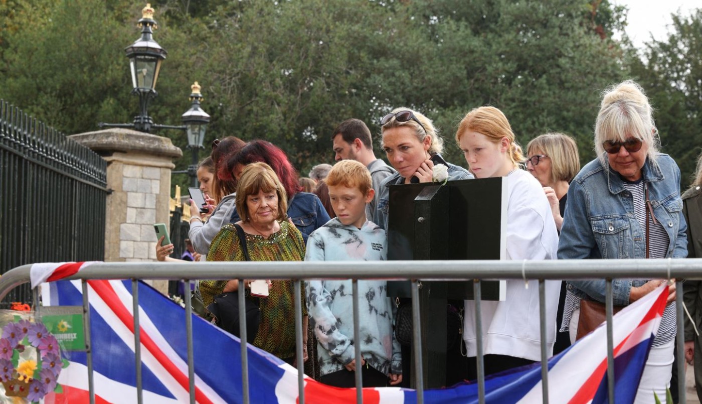 El féretro de Isabel II emprende en Escocia su último viaje | Internacionales