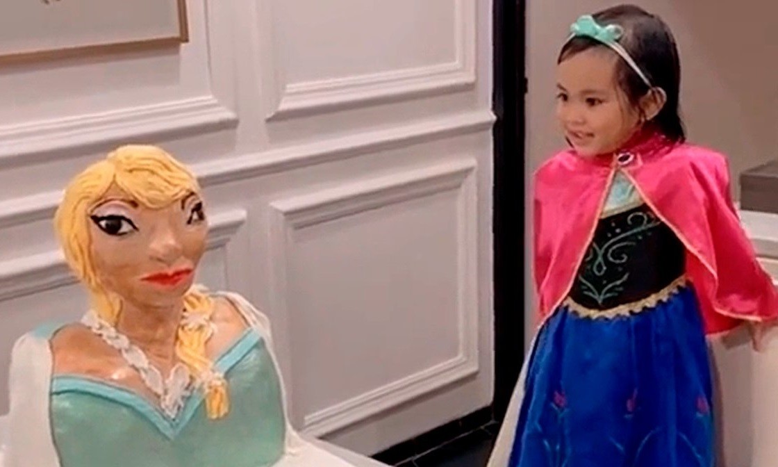 La reacción de una nena al ver su torta inspirada en Frozen | Redes