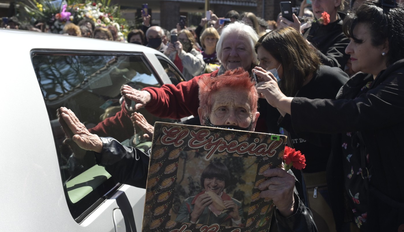 Carlitos Balá fue despedido por una multitud en el cementerio de la Chacarita | Espectáculos