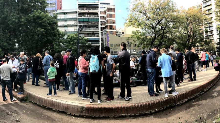 "¿Tenés al 4 de Ghana?": el Parque Rivadavia, arena del intercambio de las "figus" del Mundial | Actualidad