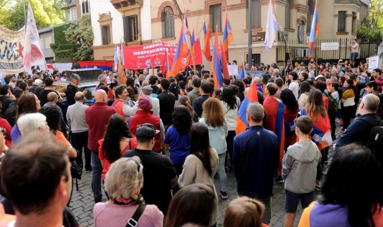 Protesta de la comunidad armenia frente a la embajada de Azerbaiyán en la Argentina | Actualidad
